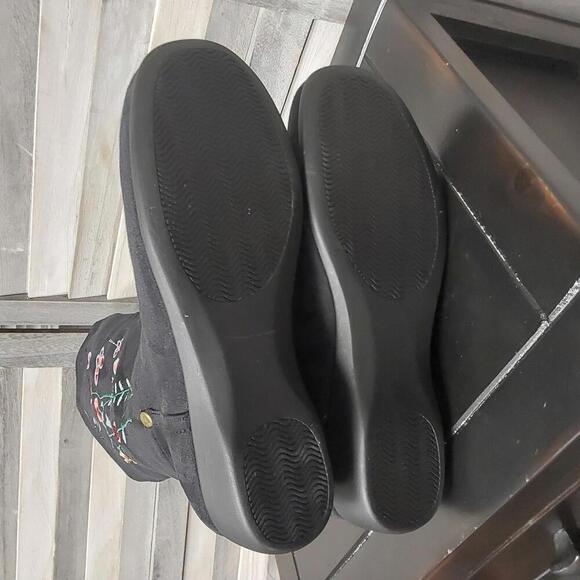 Chic Black Floral Embroidered Boots | 7M - Picture 7 of 7